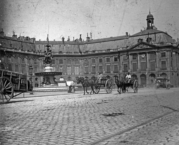 La Place de la Bourse, Bordeaux vers 1900.