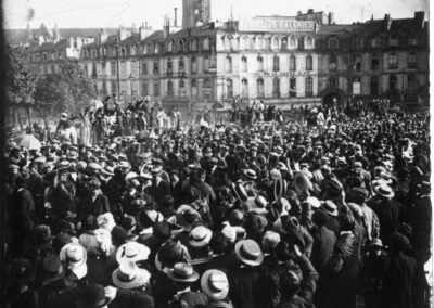 Sept ouvriers prennent la pause dans une fabrique d’obus © Archives La Mémoire de Bordeaux Métropole