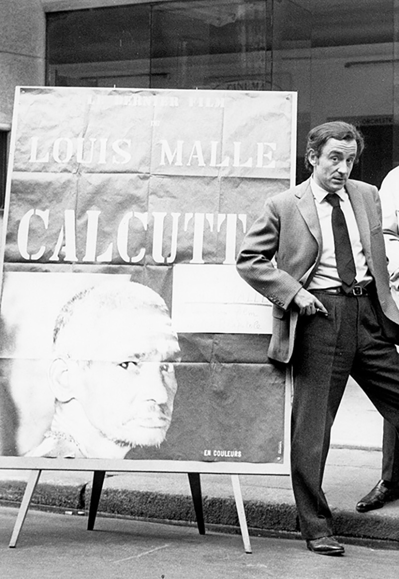 Louis Malle devant son affiche Louis Malle devant son affiche