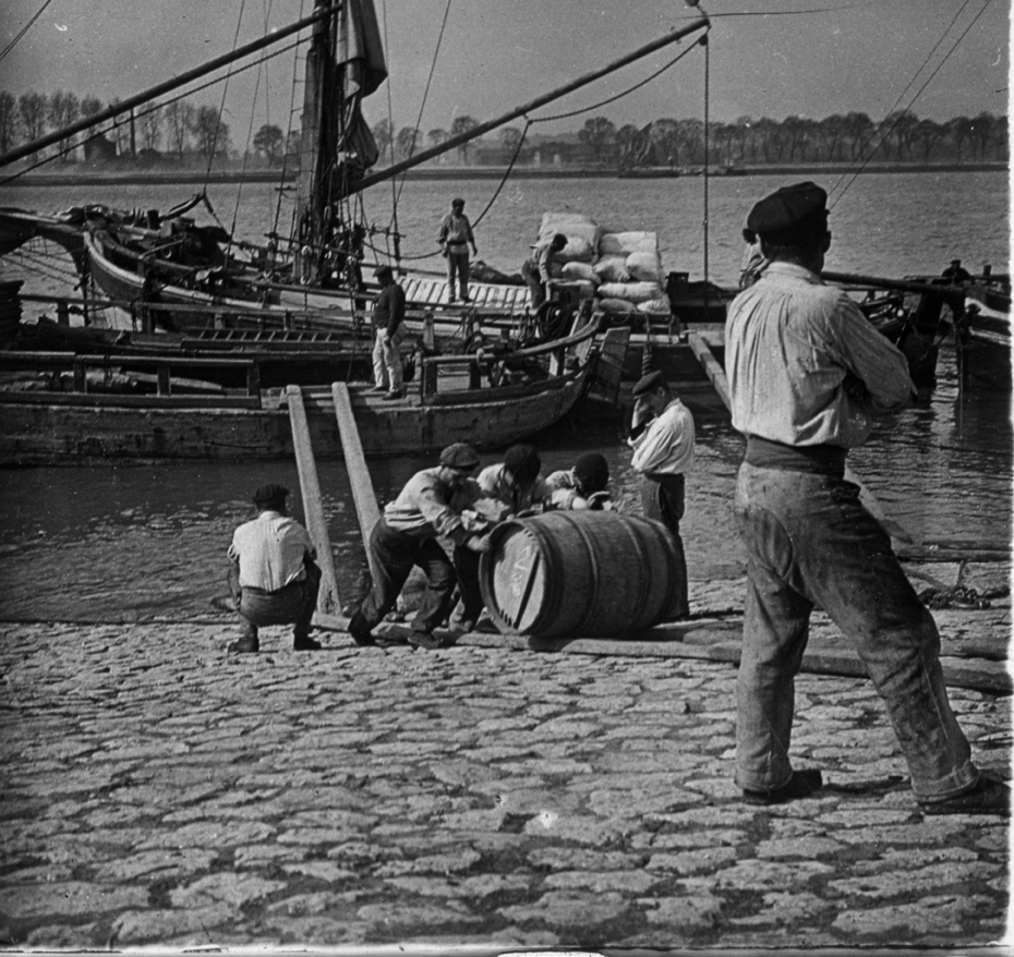 Manutention sur les quais du port de Bordeaux-1900 _ Coll Barré_ pv00366